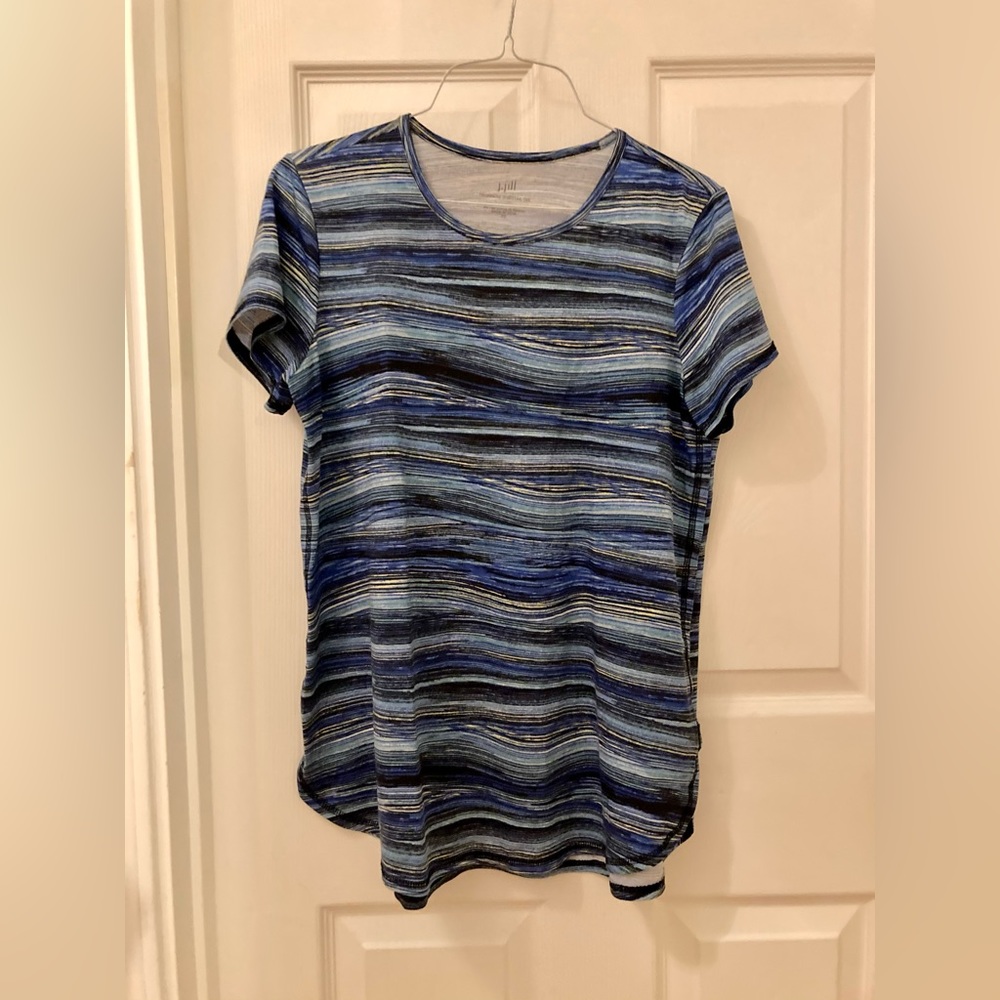 Shirt in wavy blues pattern top tee curved hem Tshirt